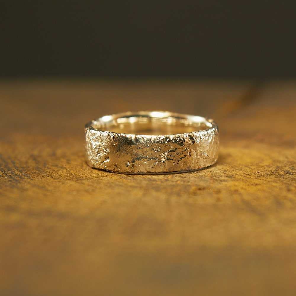 Кольцо оказалось золотым. Кольцо обручальное женское. Фактурные обручальные кольца. Мятые обручальные кольца. Кольцо Мятое золото.