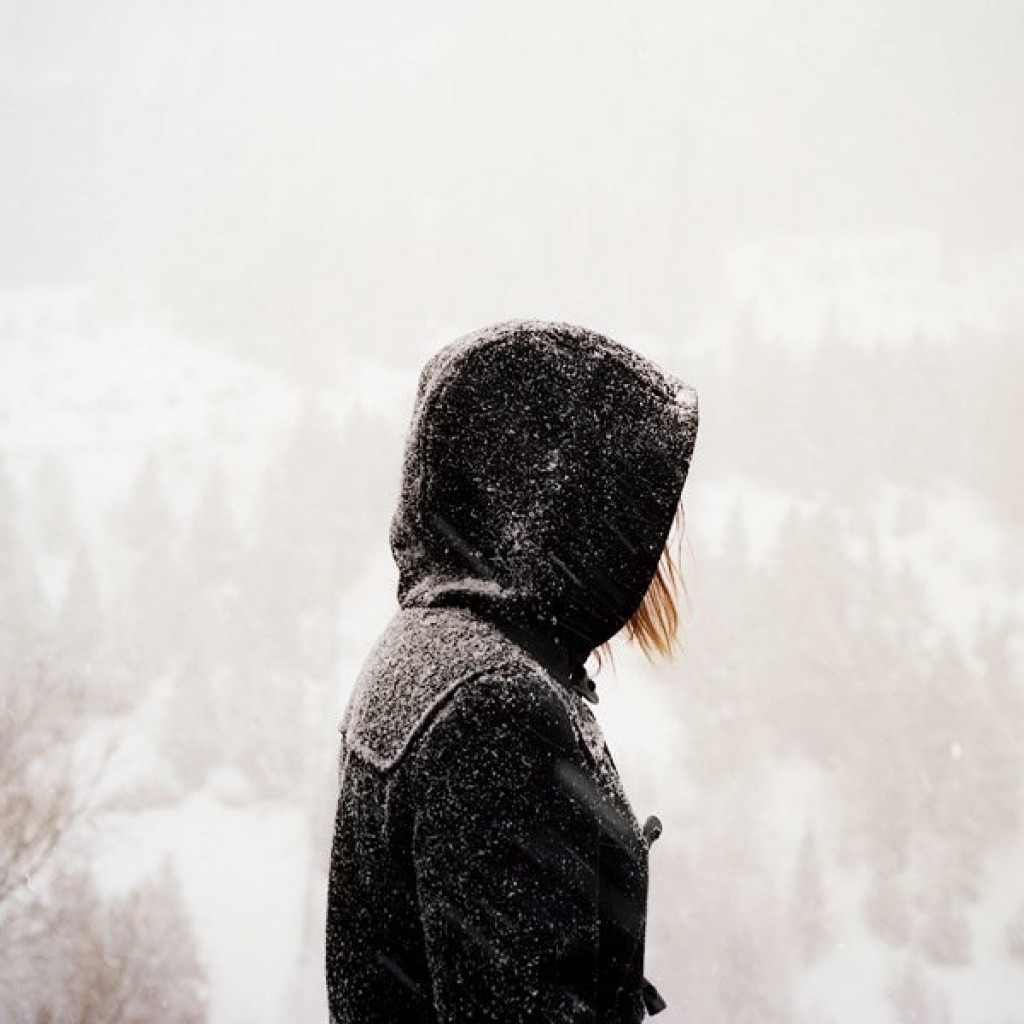 Фото девушек зима спиной. Женщина спиной зима. Женщина зимой со спины. Зима девушка со спины. В капюшоне зимой.