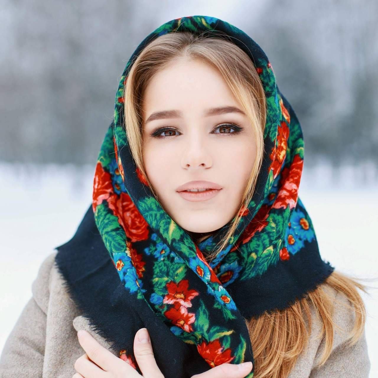 Как завязывать русский платок. Девушка в платке. Платок на зиму на голову. Красивая девушка в платке. Красивая женщина в платке.