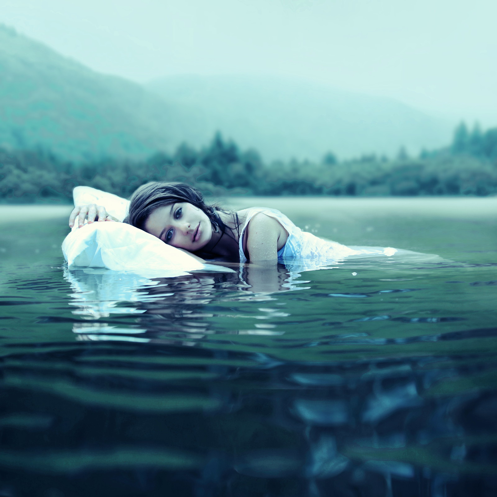Во сне купалась в озерах. Девушка лежит в воде. Фотосессия в воде. Девушки на озере. Девушка лежит в озере.