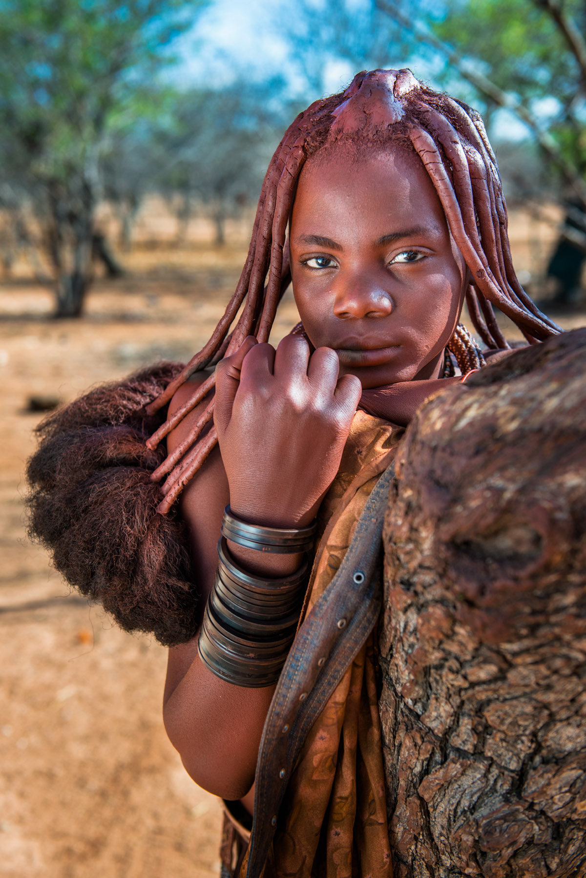 Tribe himba pro. Племя Химба женщины. Девушки племени Химба. Племя Химба женщины в полный. Девушки племени Химба в полный рост.
