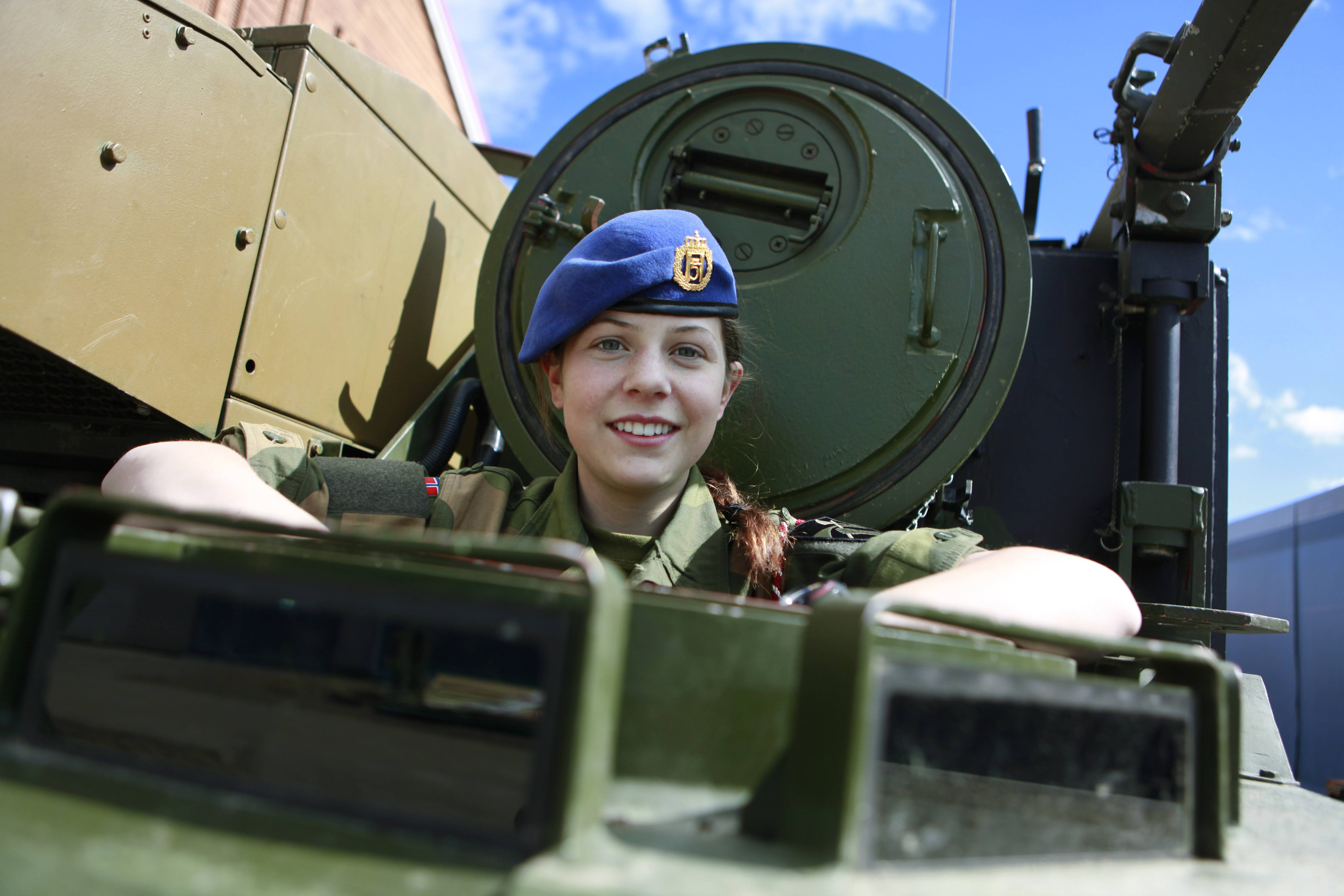 Фото девушки армии. Девушки военнослужащие. Женские военные профессии. Женщины в современной армии. Российские женщины военные.