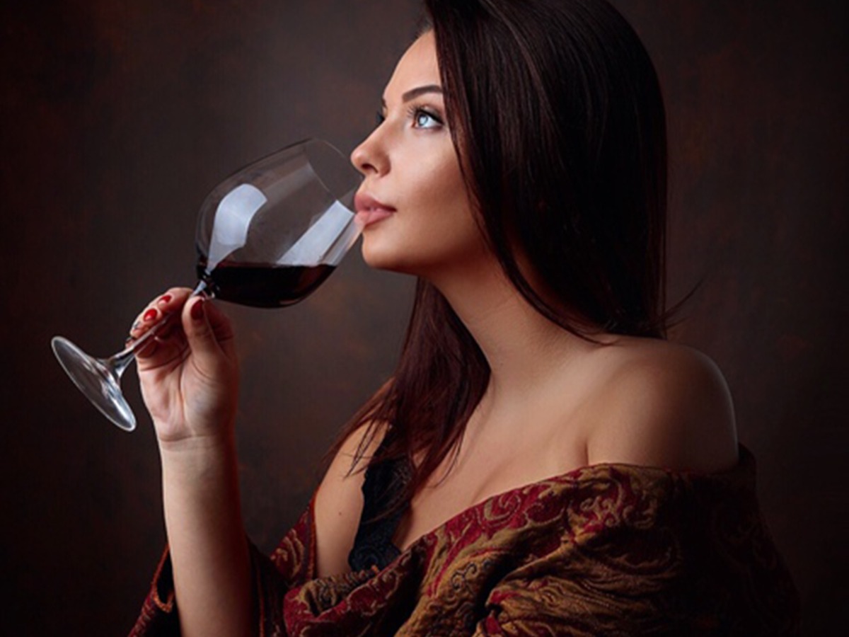 Сидела с бокалом вина. Девушка с бокалом вина. Шикарная женщина с бокалом. Красивые девушки с вином. Женщина с вином.