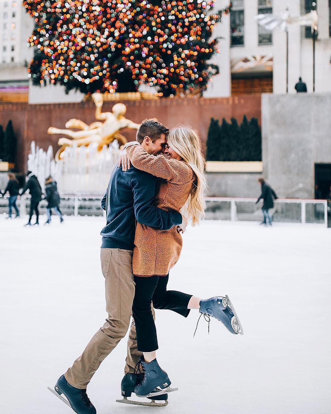 Люблю каток. Пары зимой. Пара на катке. Зимняя фотосессия пары. Влюбленные на коньках.