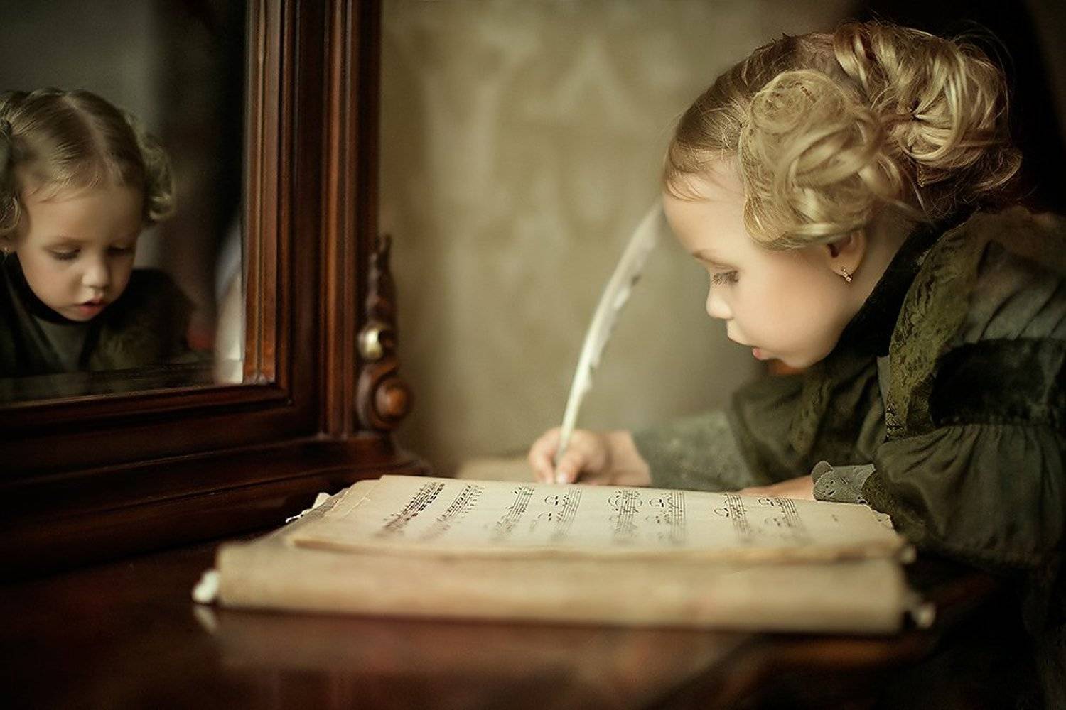 Ребенок читает стих маме. Дети сочиняют. Девочка с письмом. Юный писатель. Письмо для детей.