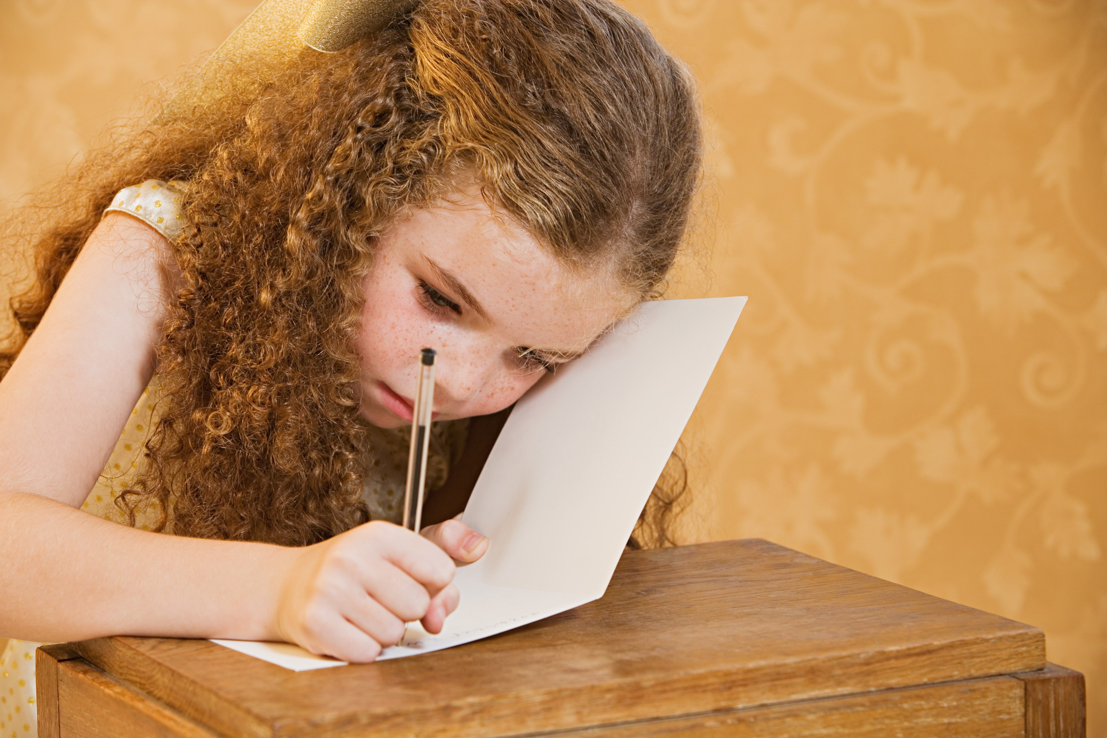 Пишем историю школы. Ребенок пишет. Девочка пишет письмо. Писающий мальчик. Девушка сочиняет.