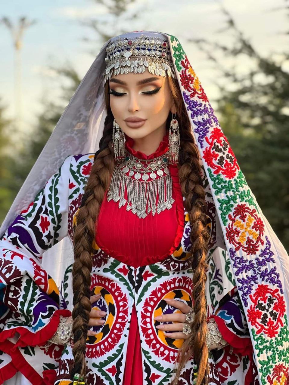 Таджикистан девушки. Таджикистан люди внешность. Таджикские девушки в национальной одежде. Таджикские девушки в национальных нарядах.
