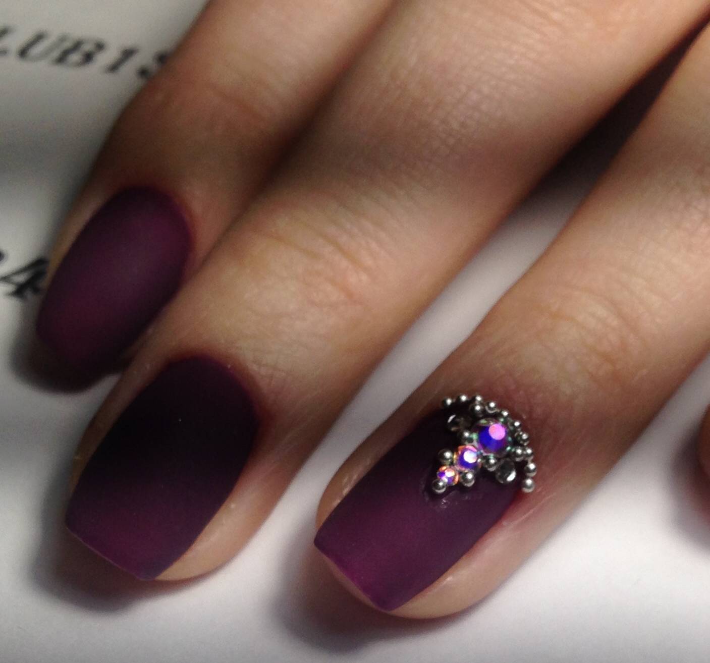 Фиолетовый маникюр с камнями