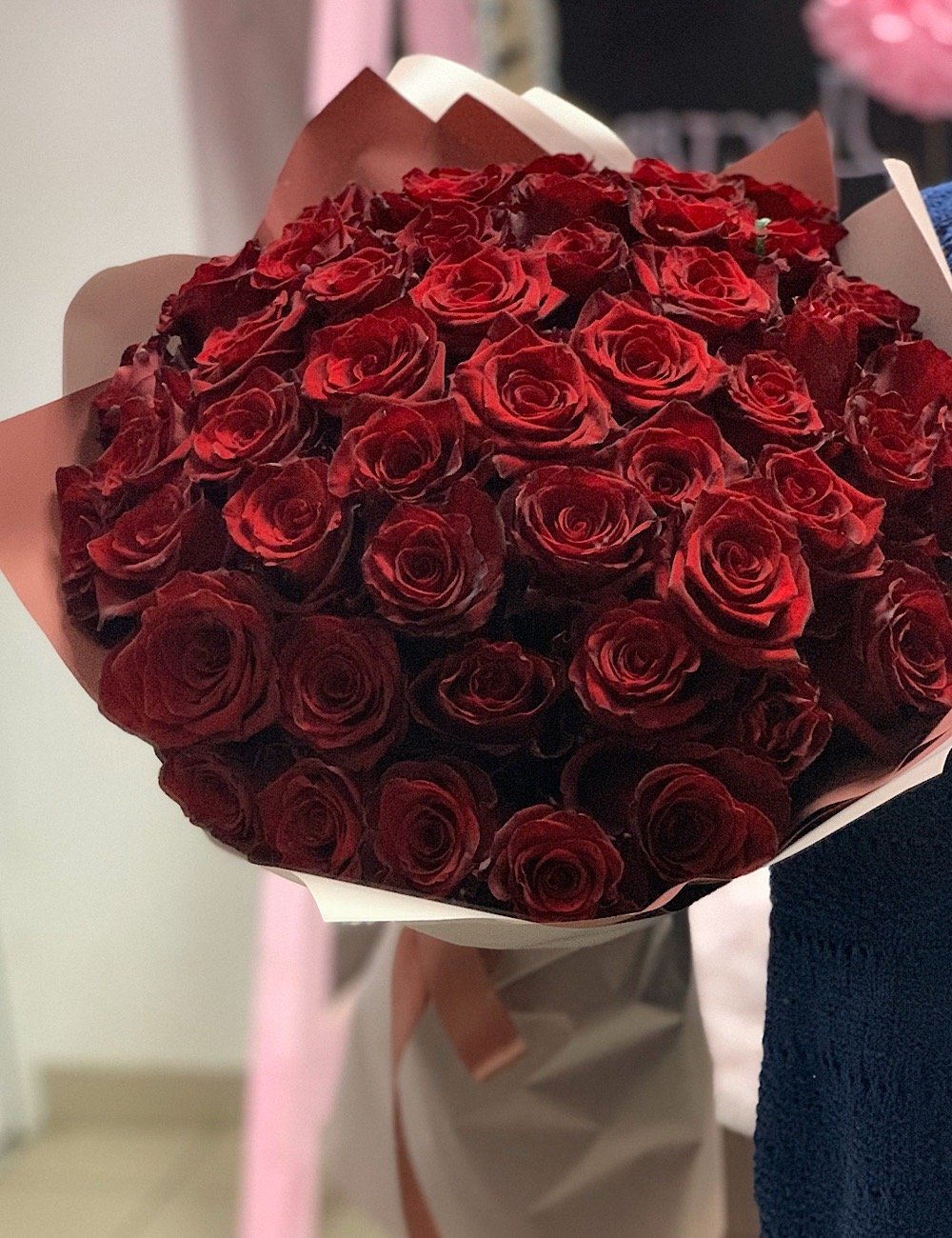Бордовые розы купить. Красивый букет бордовых роз. Бордовые розы большой букет. Темно красные розы букет.