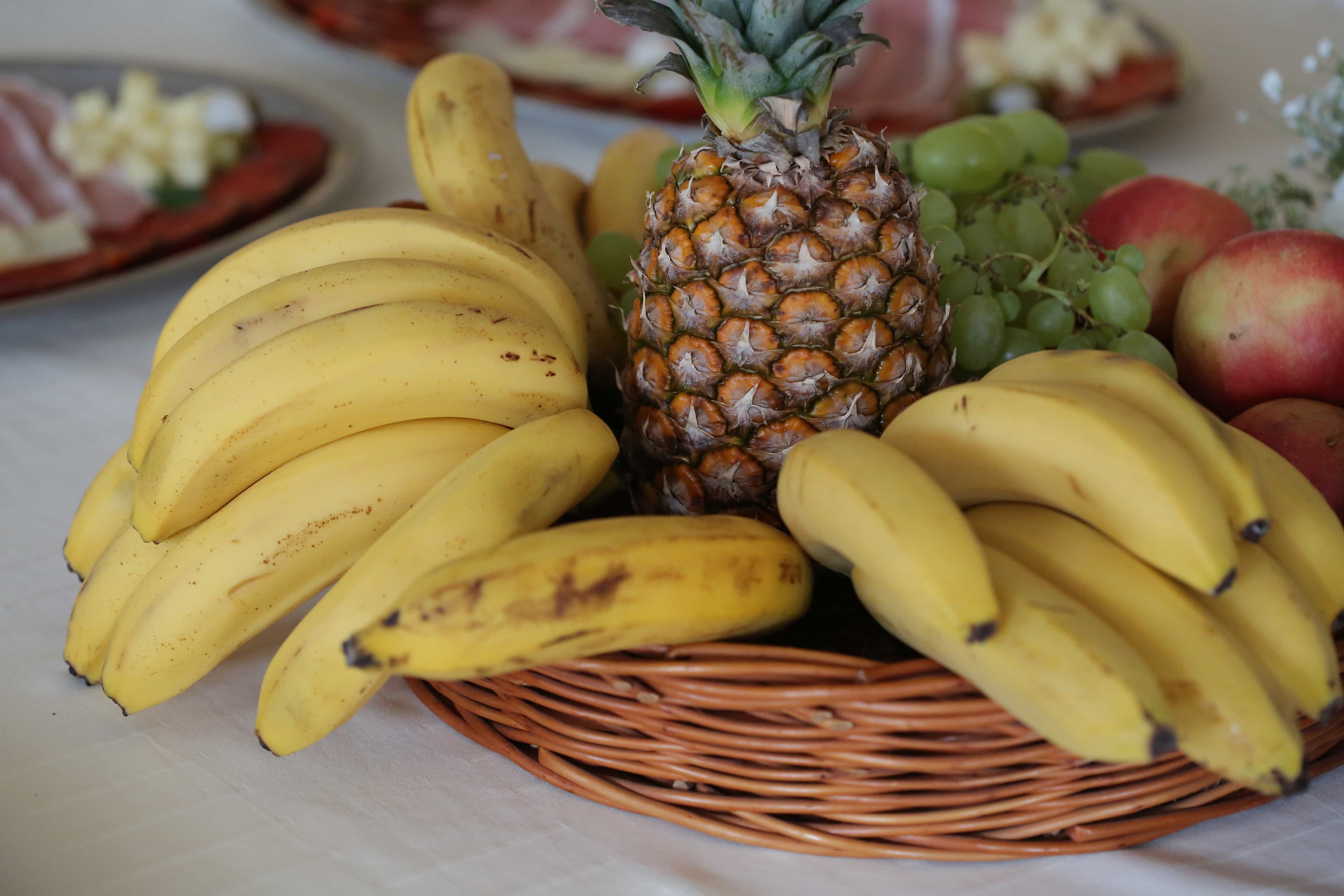 Бананово фруктовый. Фрукты банан. Красивая нарезка банана. Фруктовая тарелка с ананасом. Красивый банан.