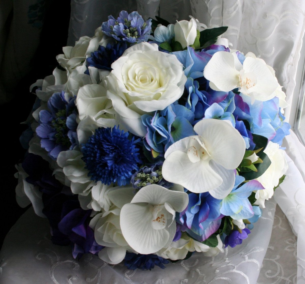 Букет с голубой гортензией и другими цветами фото