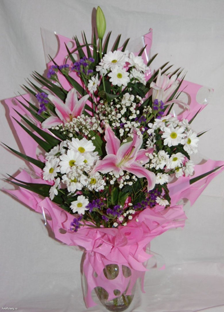 Вертикальный букет из роз и хризантем фото