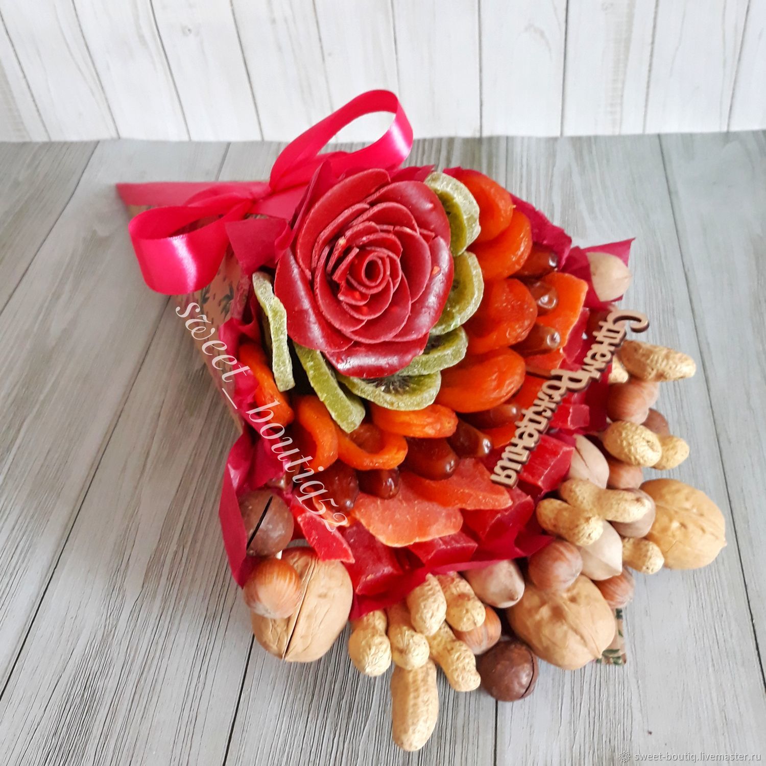 Букет из орехов сухофруктов и цветов