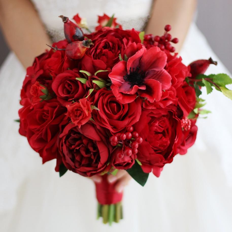 Свадебный букет невесты красный