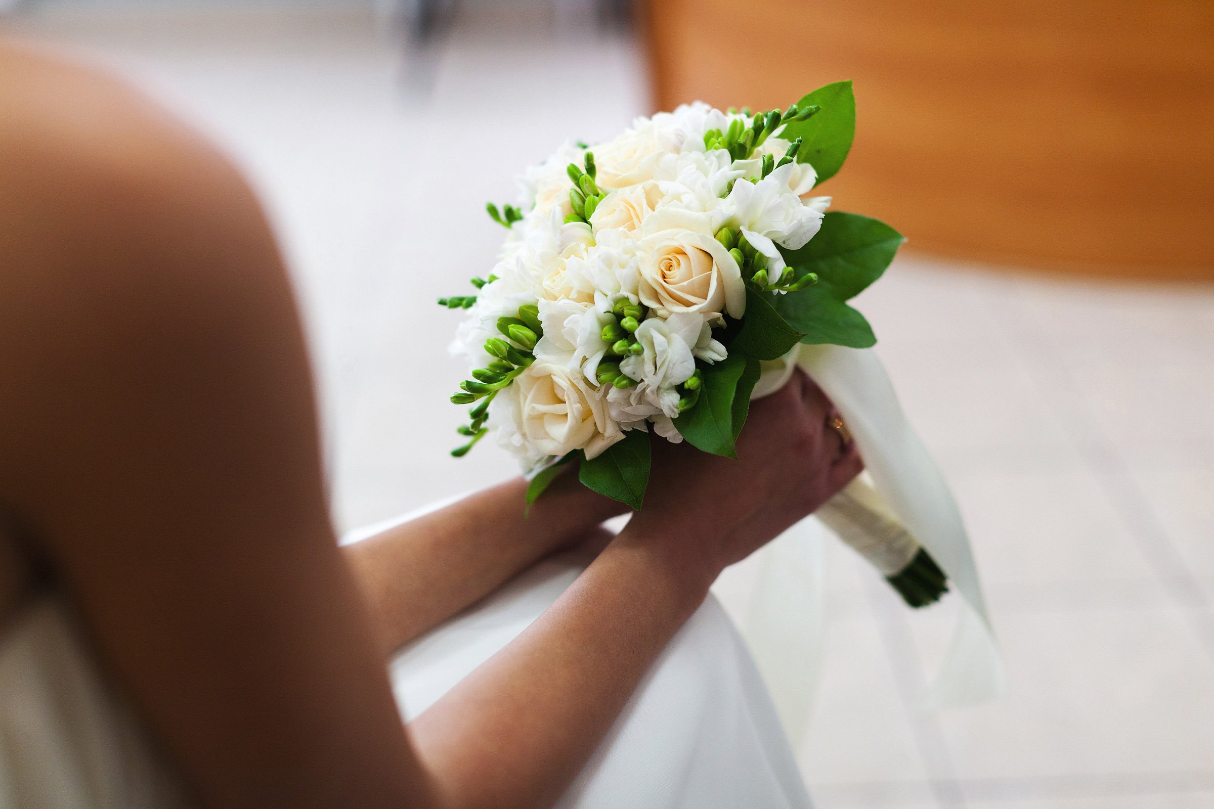 Свадебный букет невесты нежный небольшой фото