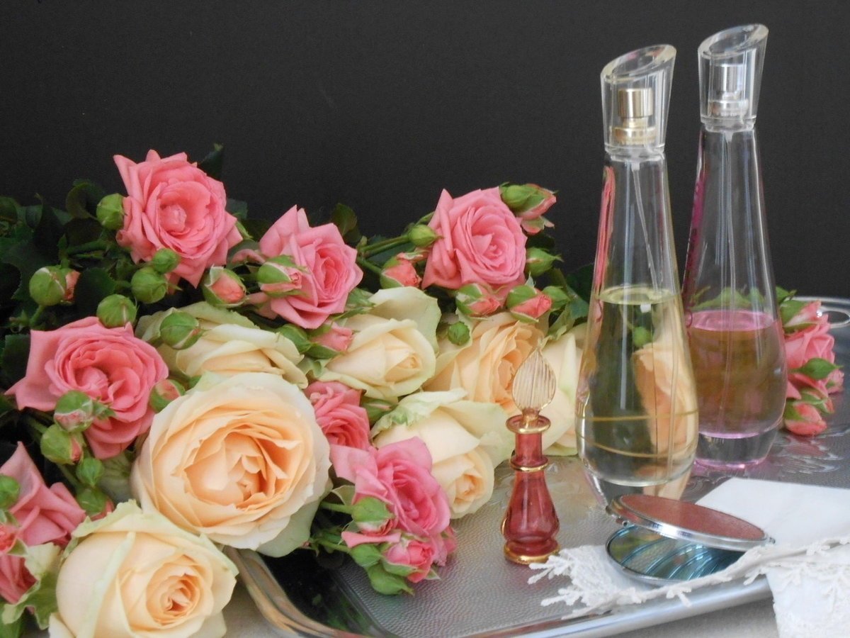Сколько глав в шампанское и розы. Цветы и шампанское. Шампанское и розы. Цветы шампанское конфеты. Букеты цветов и шампанского.