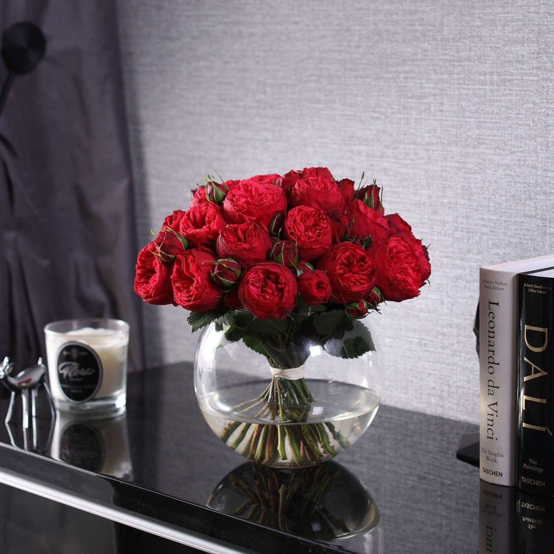 Букеты роз в вазе на столе. Букет из 25 роз "Red Piano". Шикарный букет роз в вазе. Цветы в вазе на столе.