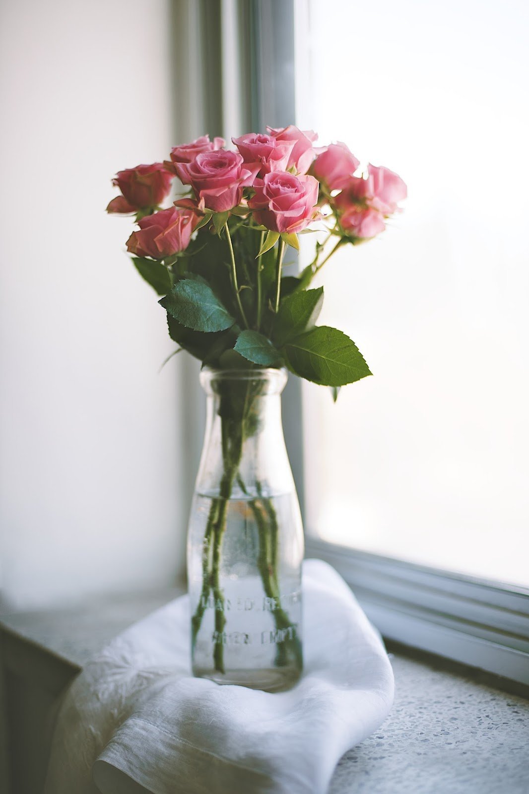 букет роз в банке на столе
