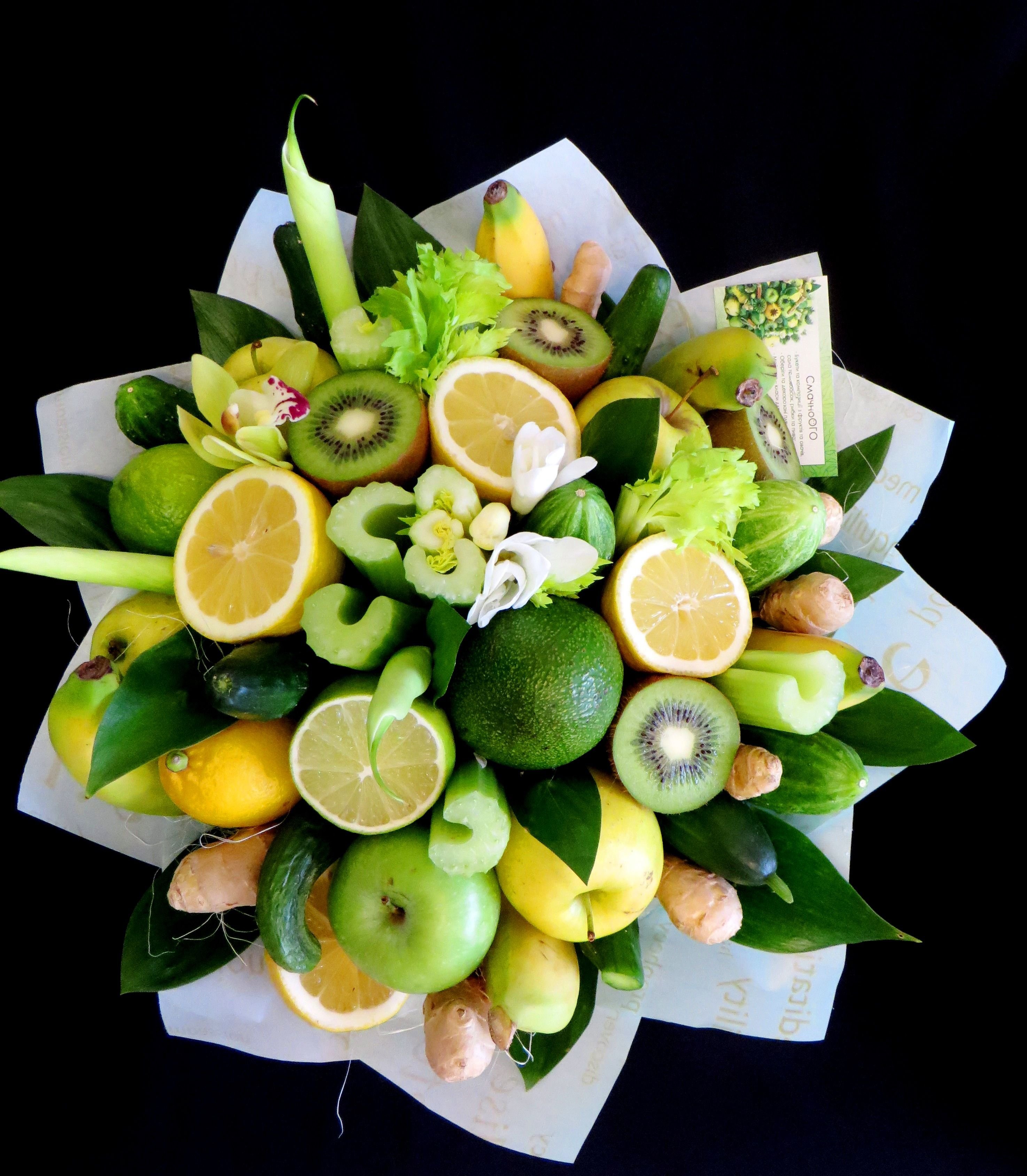 Букеты из конфет и цветов и фруктов фото