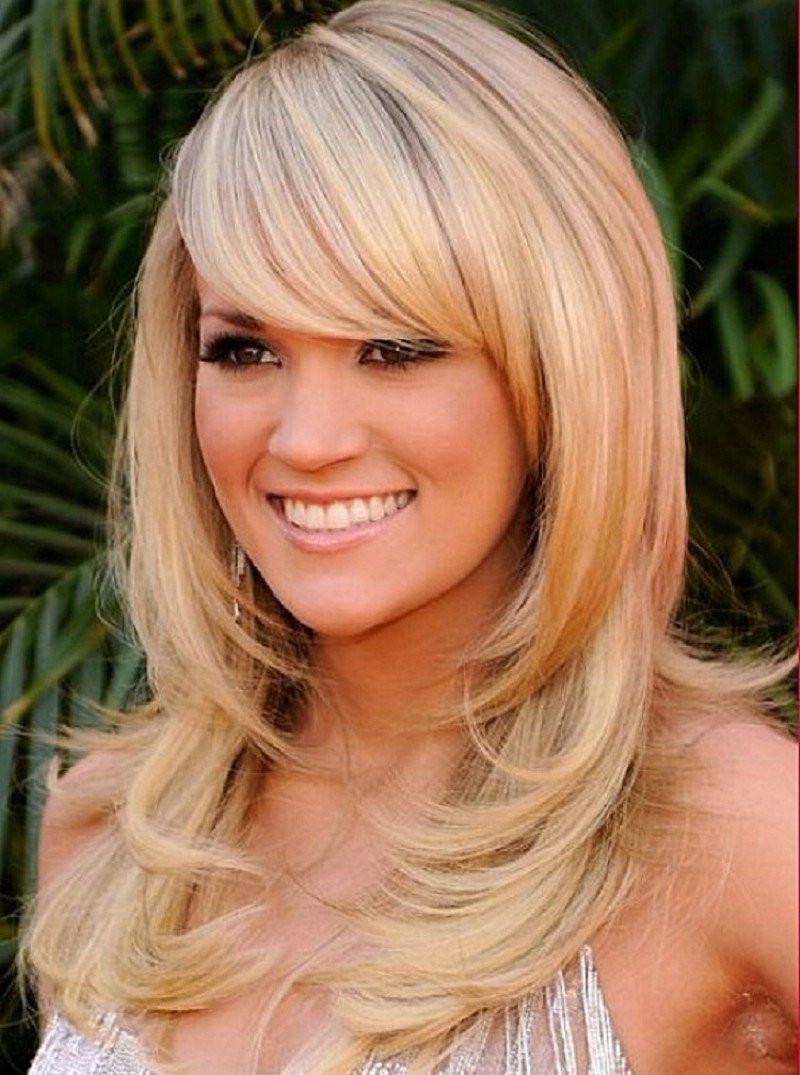 Косая челка на бок на средние волосы для круглого лица женские фото