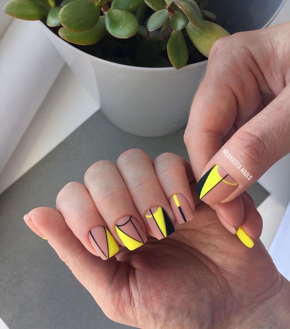 Неоновый желтый маникюр на квадратные ногти
