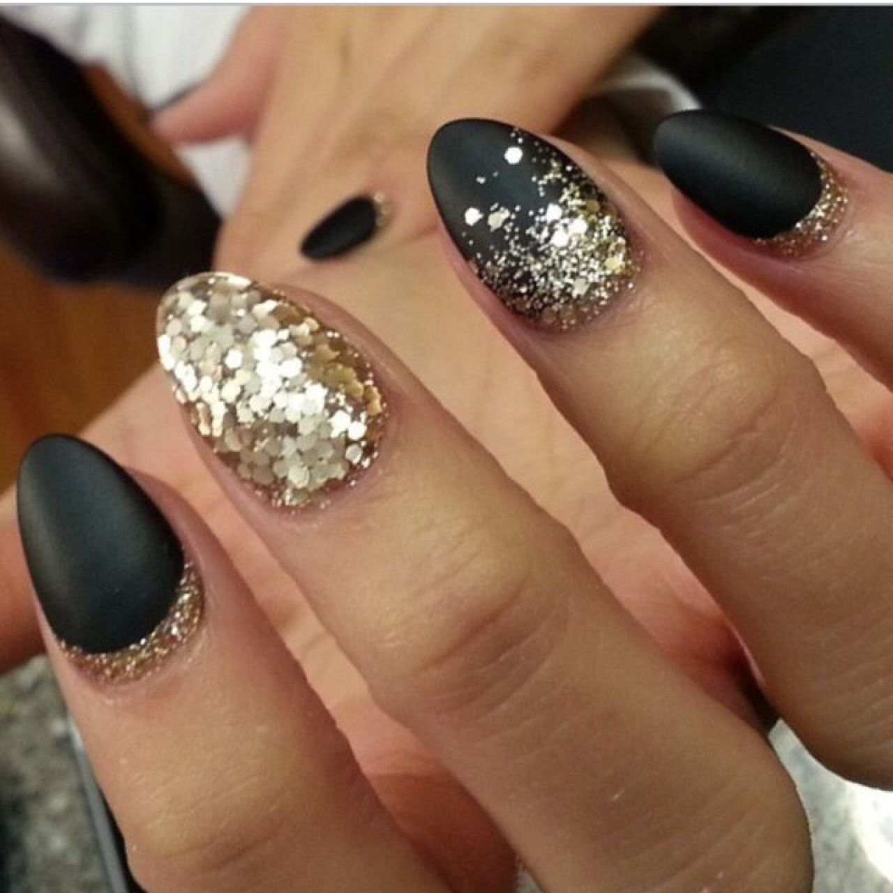 Миндальные ногти чёрные с блестками
