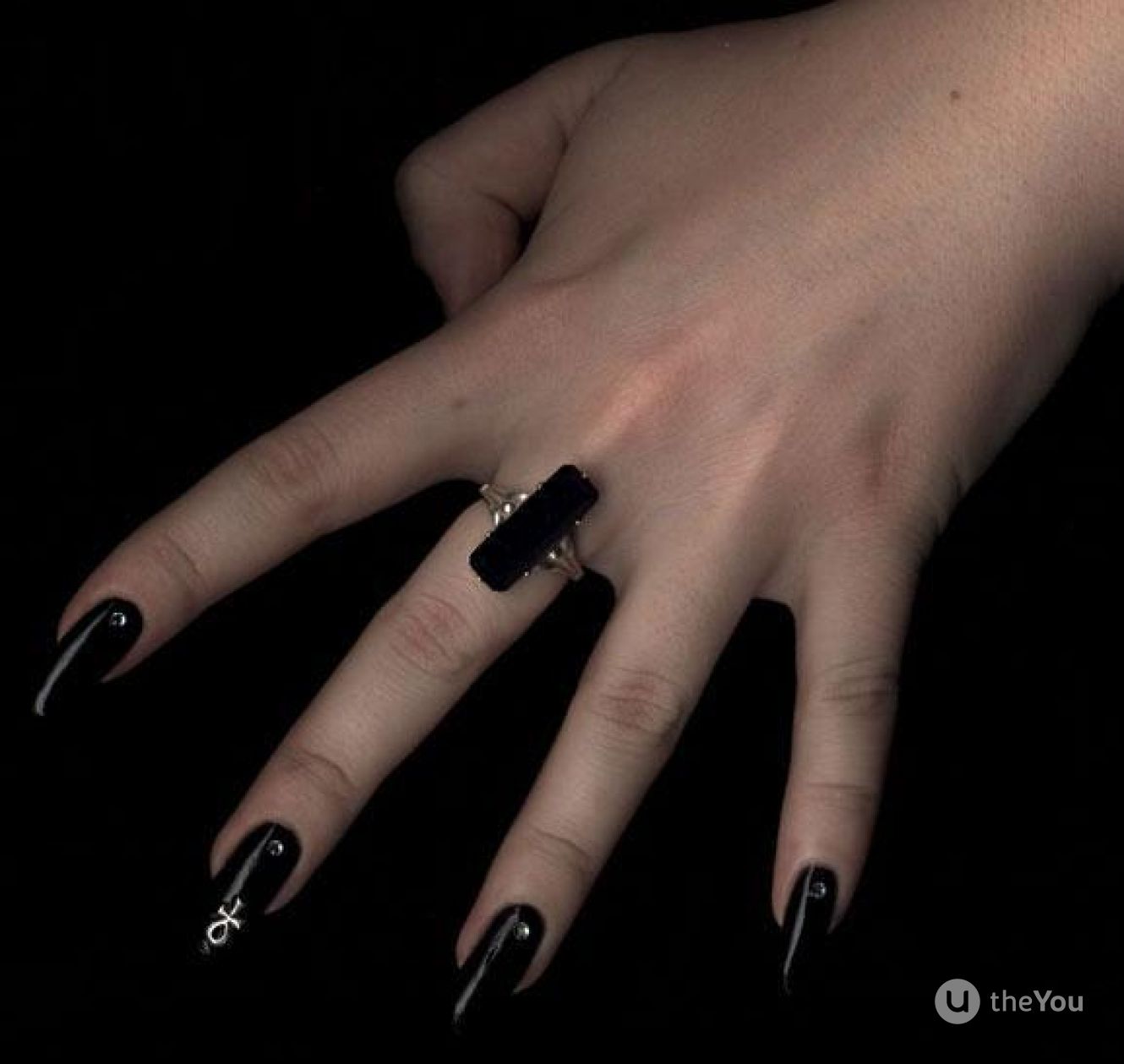 Черные маникюр и крест на длинные ногти
