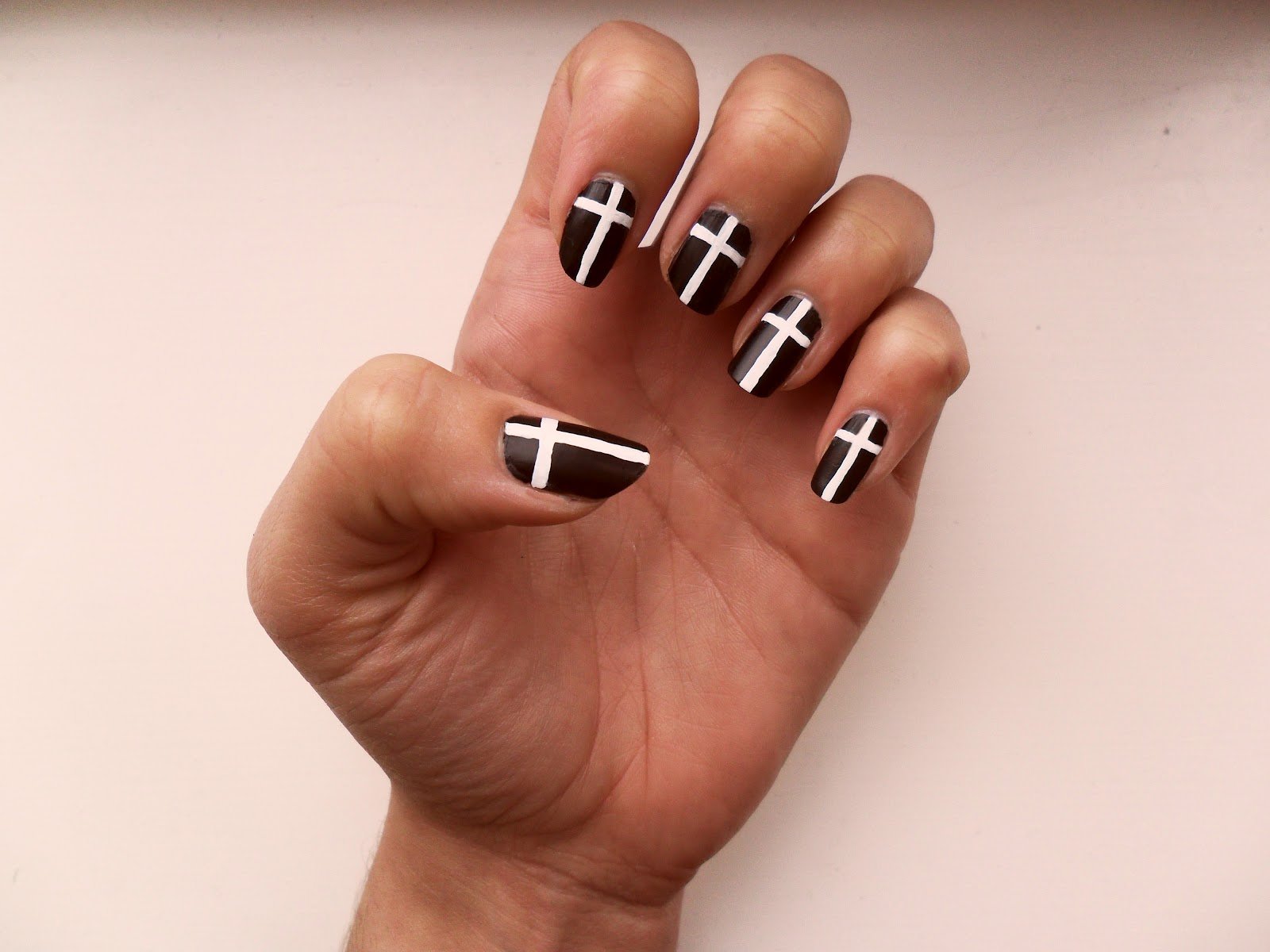 Ногти с крестом