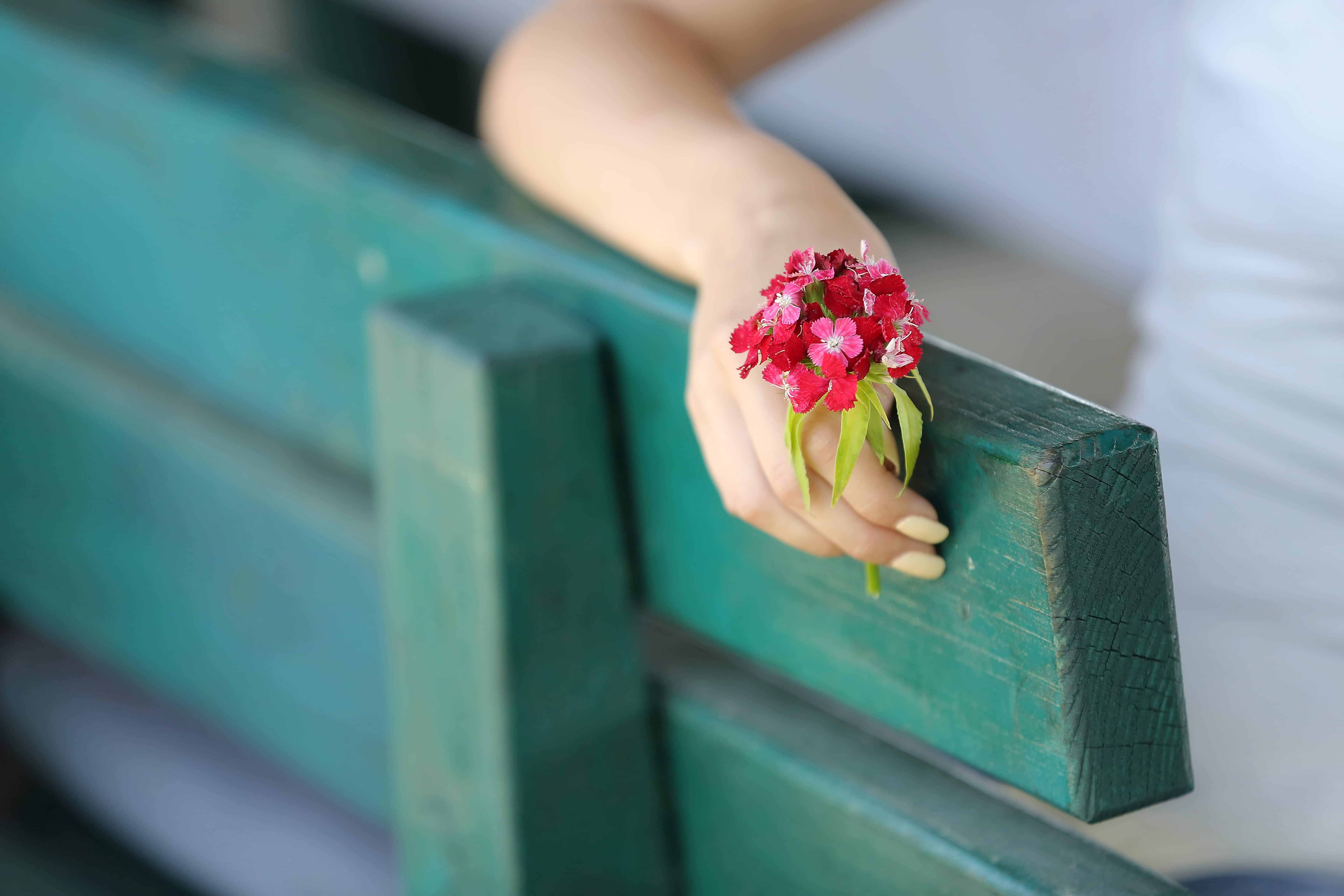 Руки с маникюром и букет цветы