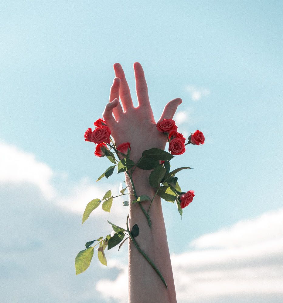 Фото на аву рука с цветком