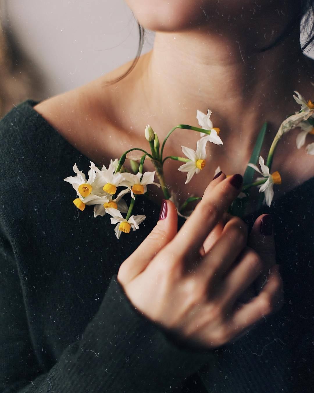 Красивые фото с цветами в руках девушки