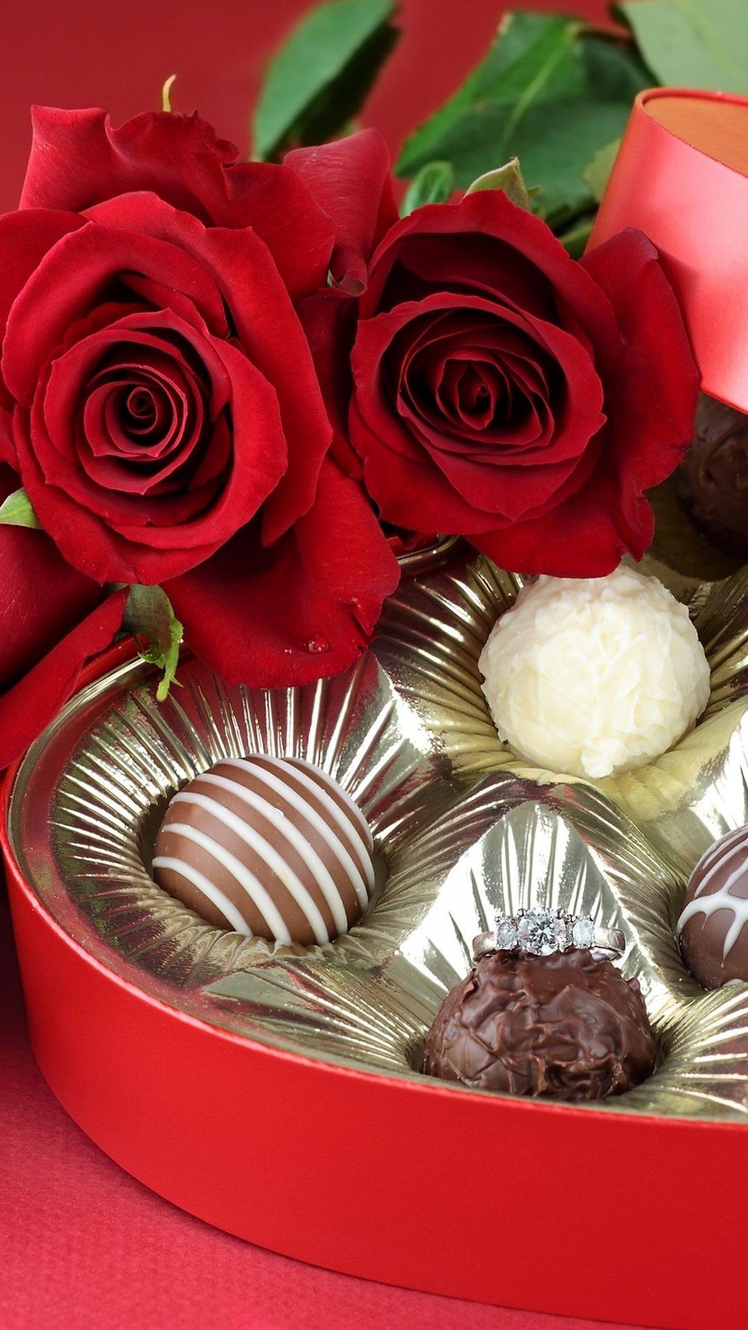 Цветы и шоколадка. Цветы с конфетами. Шоколадные конфеты. Шикарные цветы и конфеты. Шоколадные цветы.