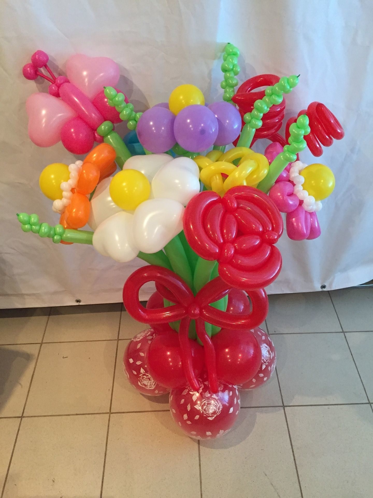 Юбилей из шаров. Композиции из воздушных шаров. Букет из шариков. Композиция из шаров на день рождения. Букет цветов из воздушных шаров.