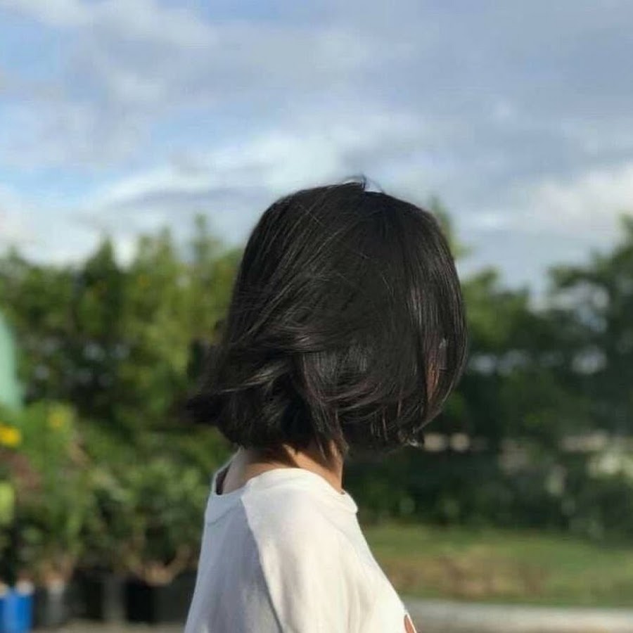 Фото девушки спиной брюнетки со средней длиной волос