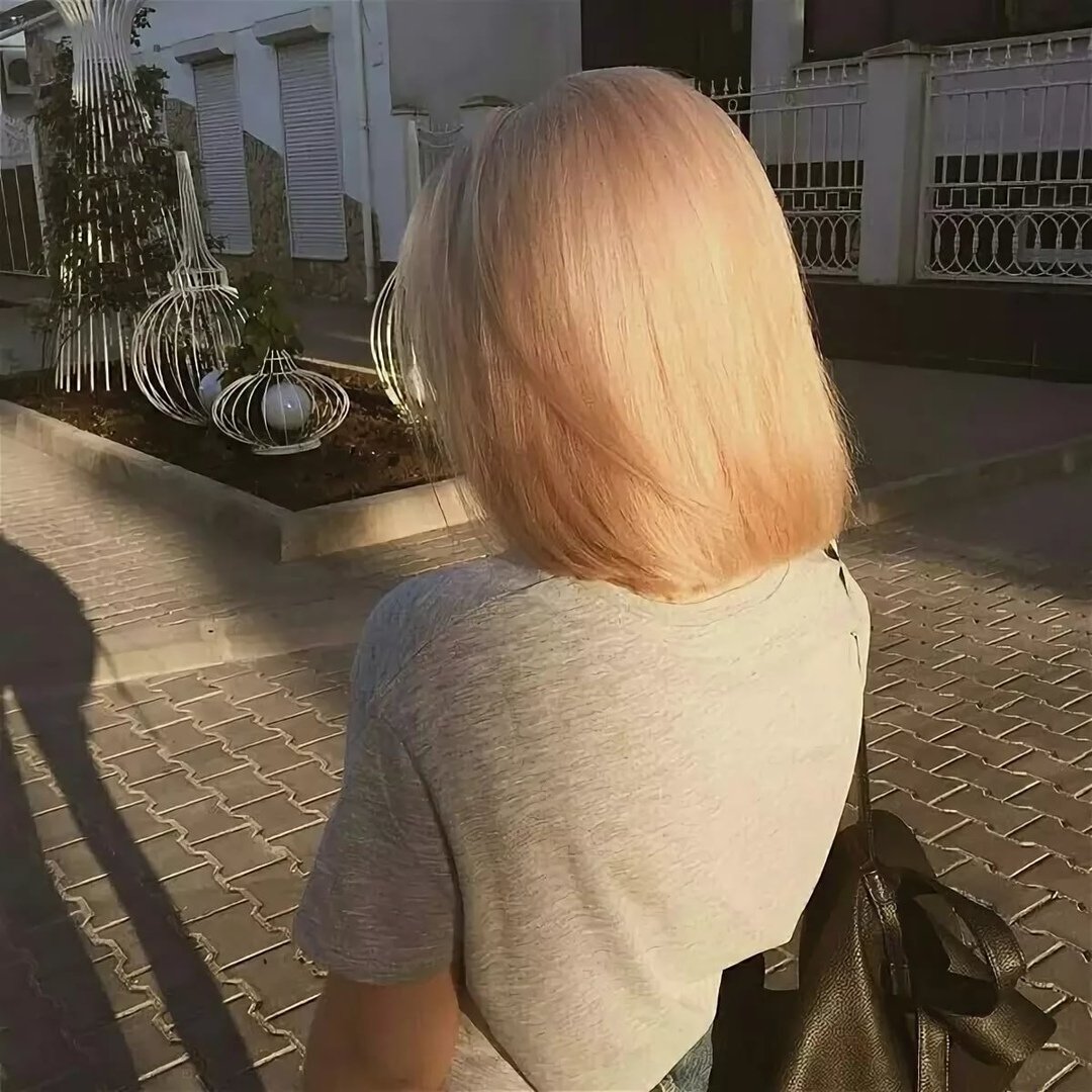 Блондинка с каре со спины
