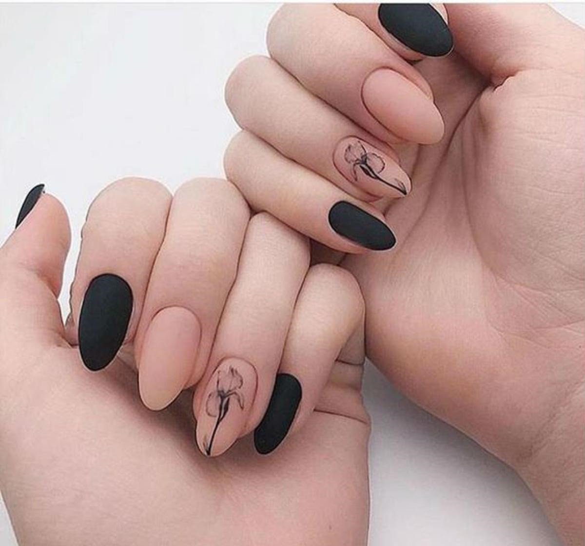 Нюд с черным дизайном: идеальный дизайн для ваших ногтей.