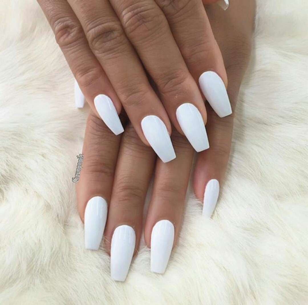 Белые длинные ногти