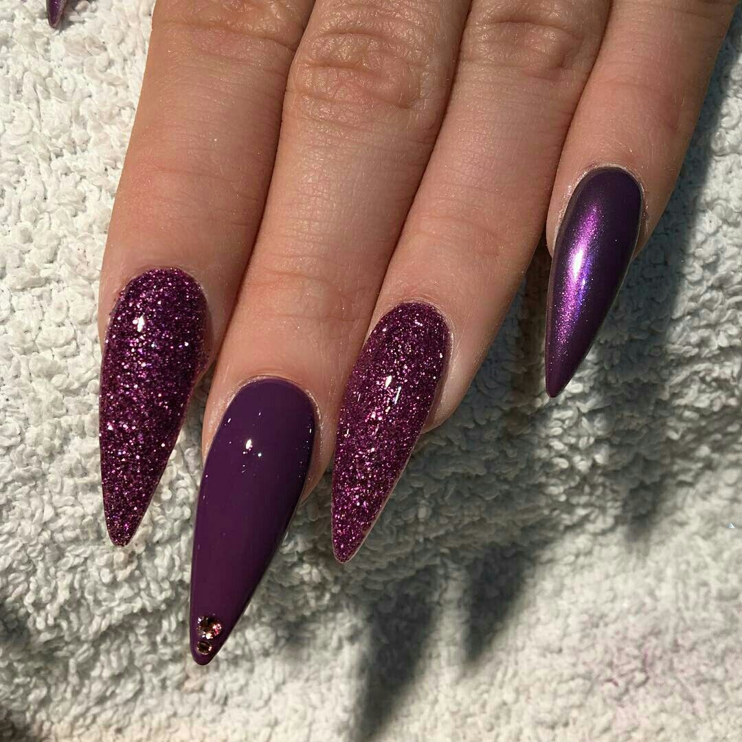 Фиолетовые ногти заостренные