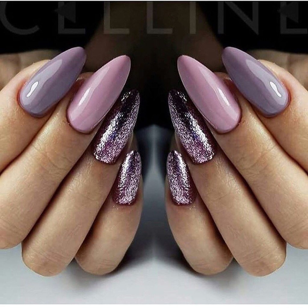 Фиолетовые ногти с блестками миндаль