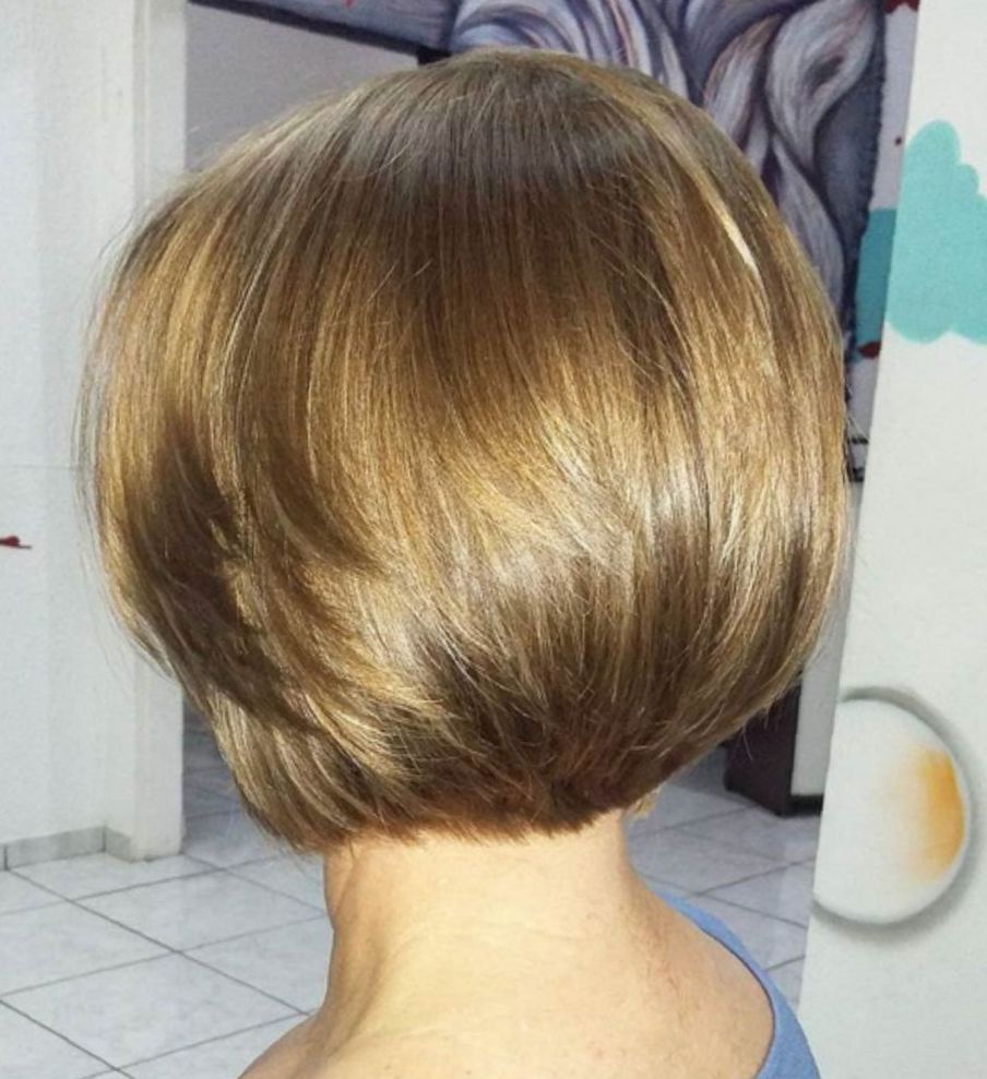 Градуированное каре на средние волосы фото с челкой вид сзади и спереди объемом затылке