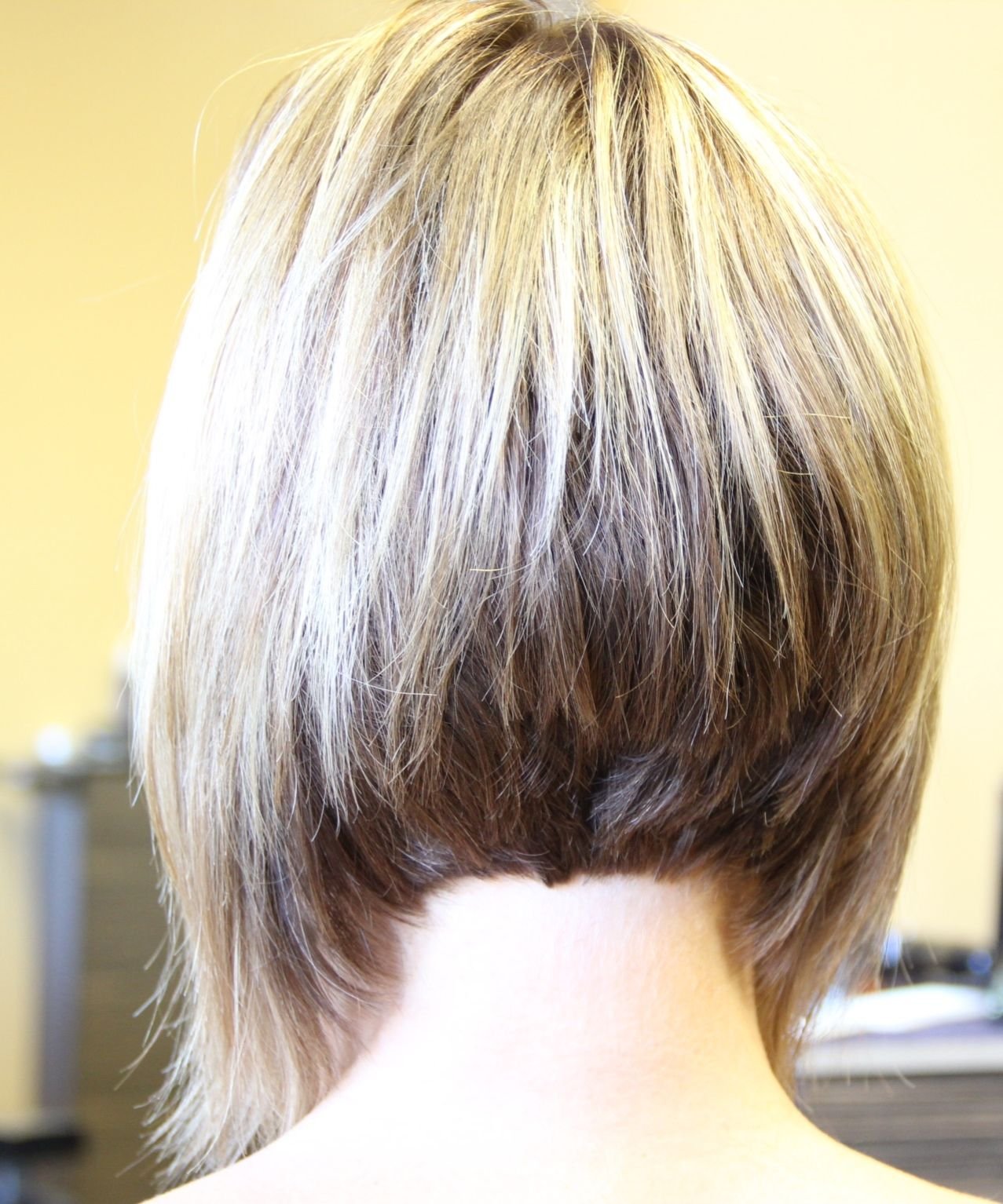 Стрижка каре на средние волосы вид сзади фото