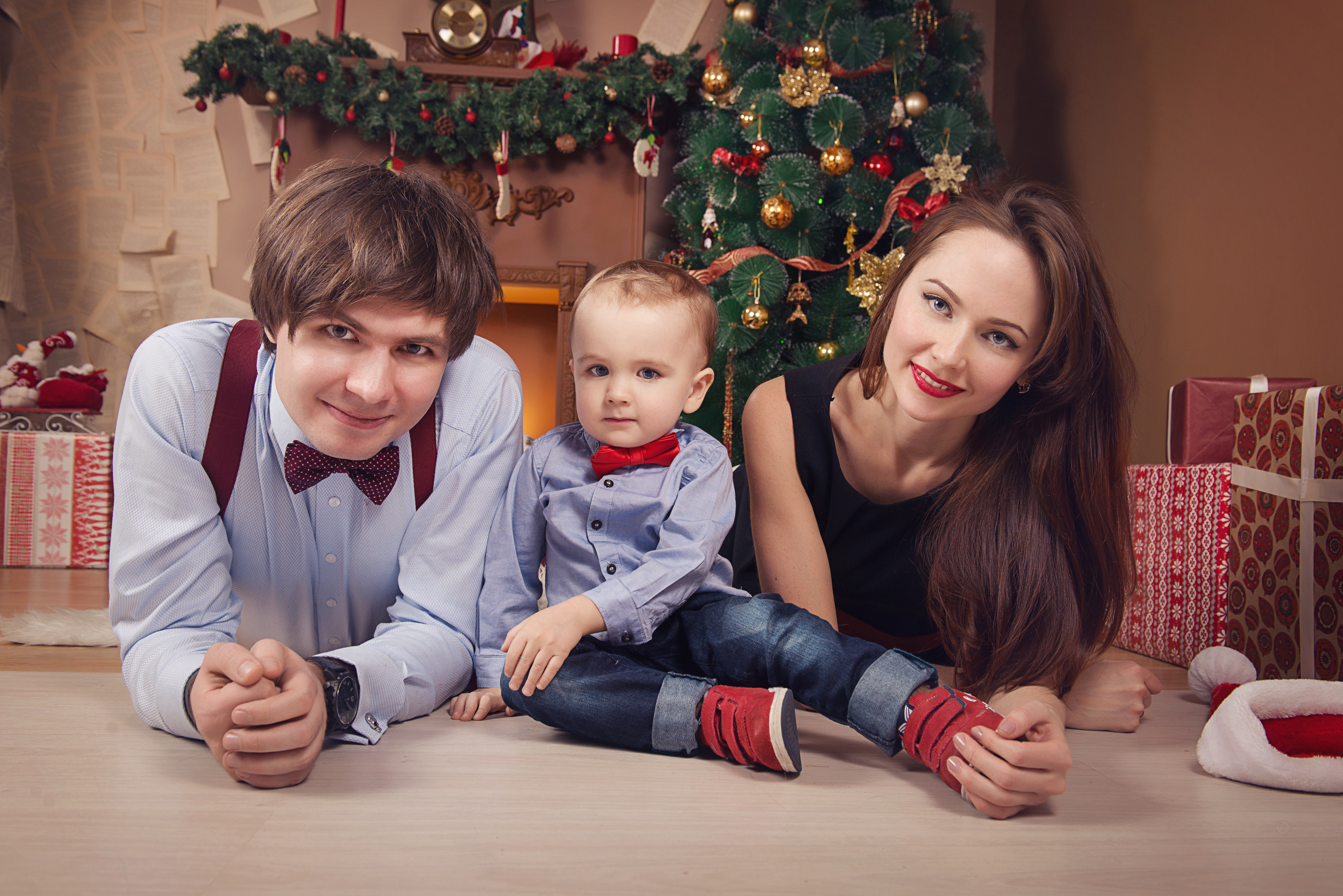 Новогодняя фотосессия с ребенком. Новогодняя семейная съемка в студии. Образы для семейной фотосессии. Идеи для новогодней фотосессии семьей. Новогодние образы для семейной фотосессии с маленьким ребенком.