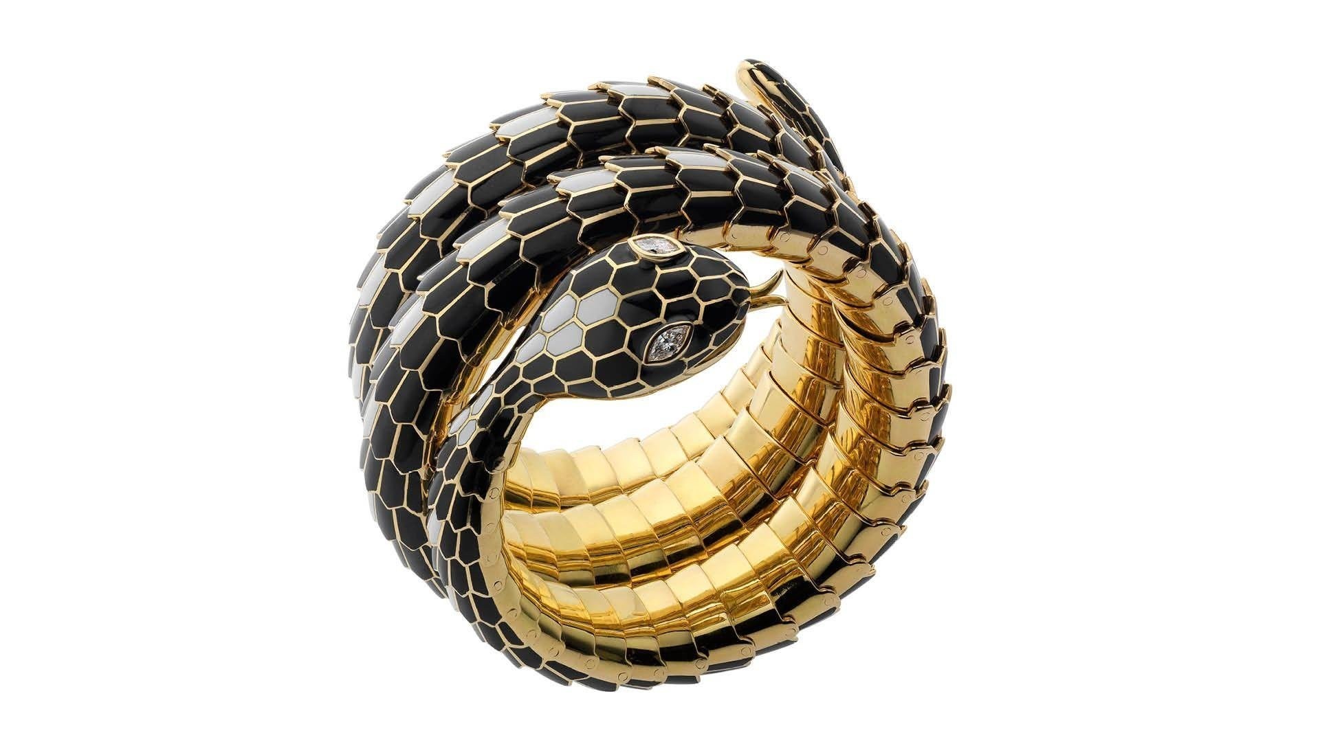 Кольцо змейка булгари. Булгари ювелирные украшения змея. Кольцо змея булгари золото. Кольцо булгари змея. Bvlgari Serpenti Snake Bracelet.