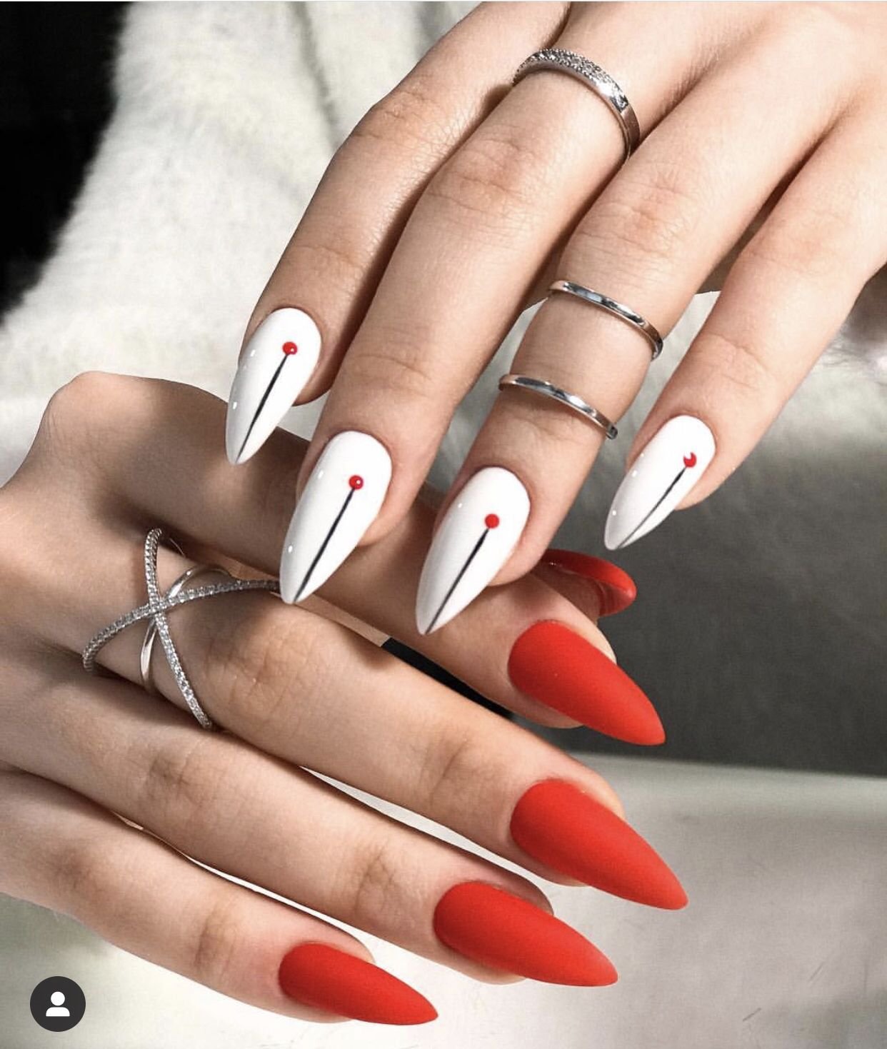 Дизайн ногтей острые красные. Маникюр на длинные ногти острые красные с белым. Красивый маникюр на острые ногти. Маникюр на длинные ногти острые. Красный маникюр на длинные острые ногти.