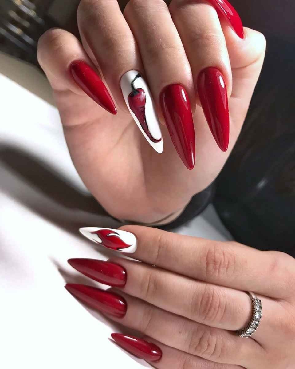 Красный маникюр с дизайном на короткие ногти