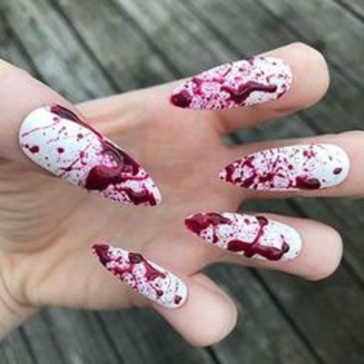 Кровавый маникюр на длинные ногти