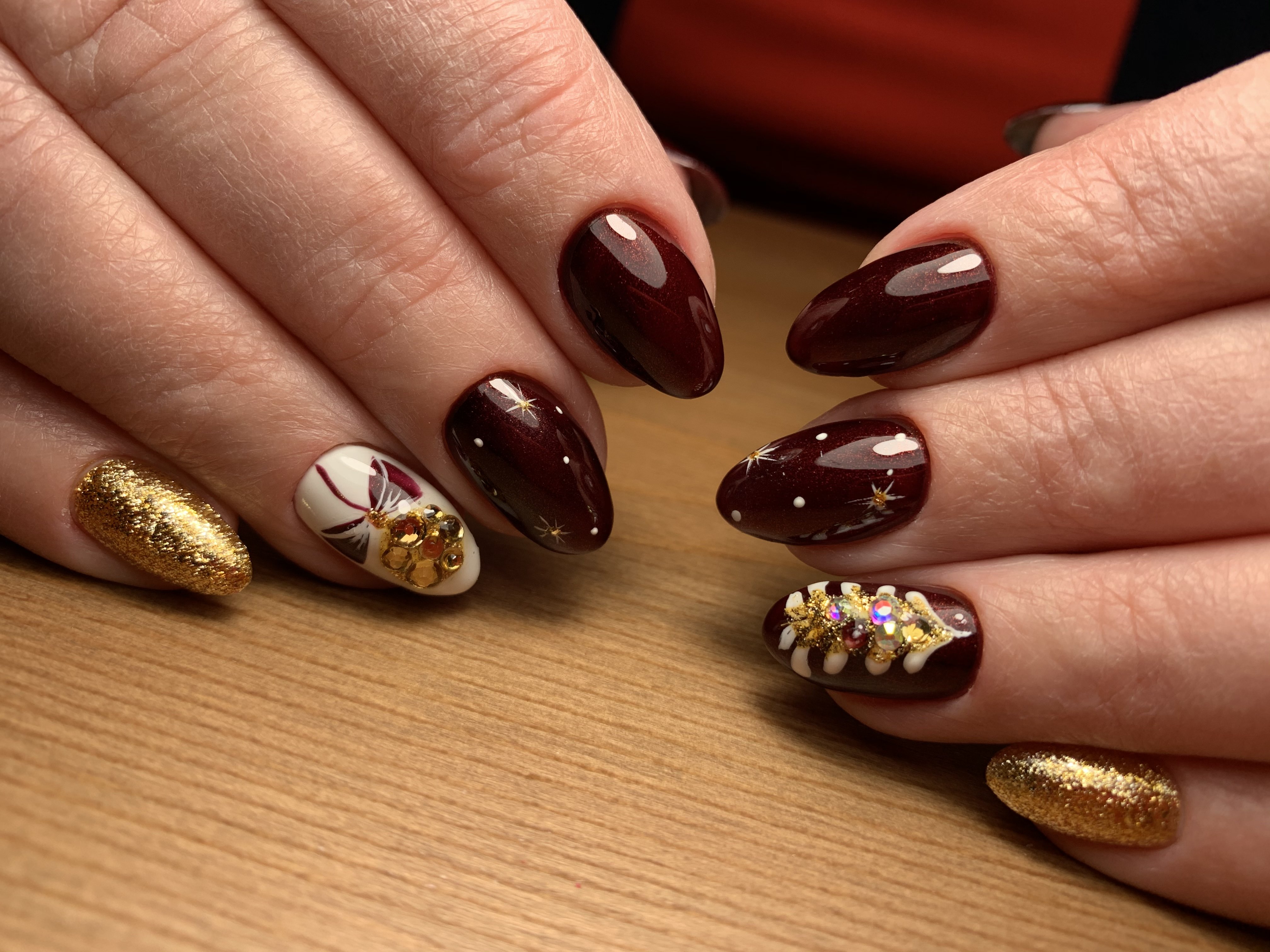 Дизайн ногтей коричневый с золотом фото