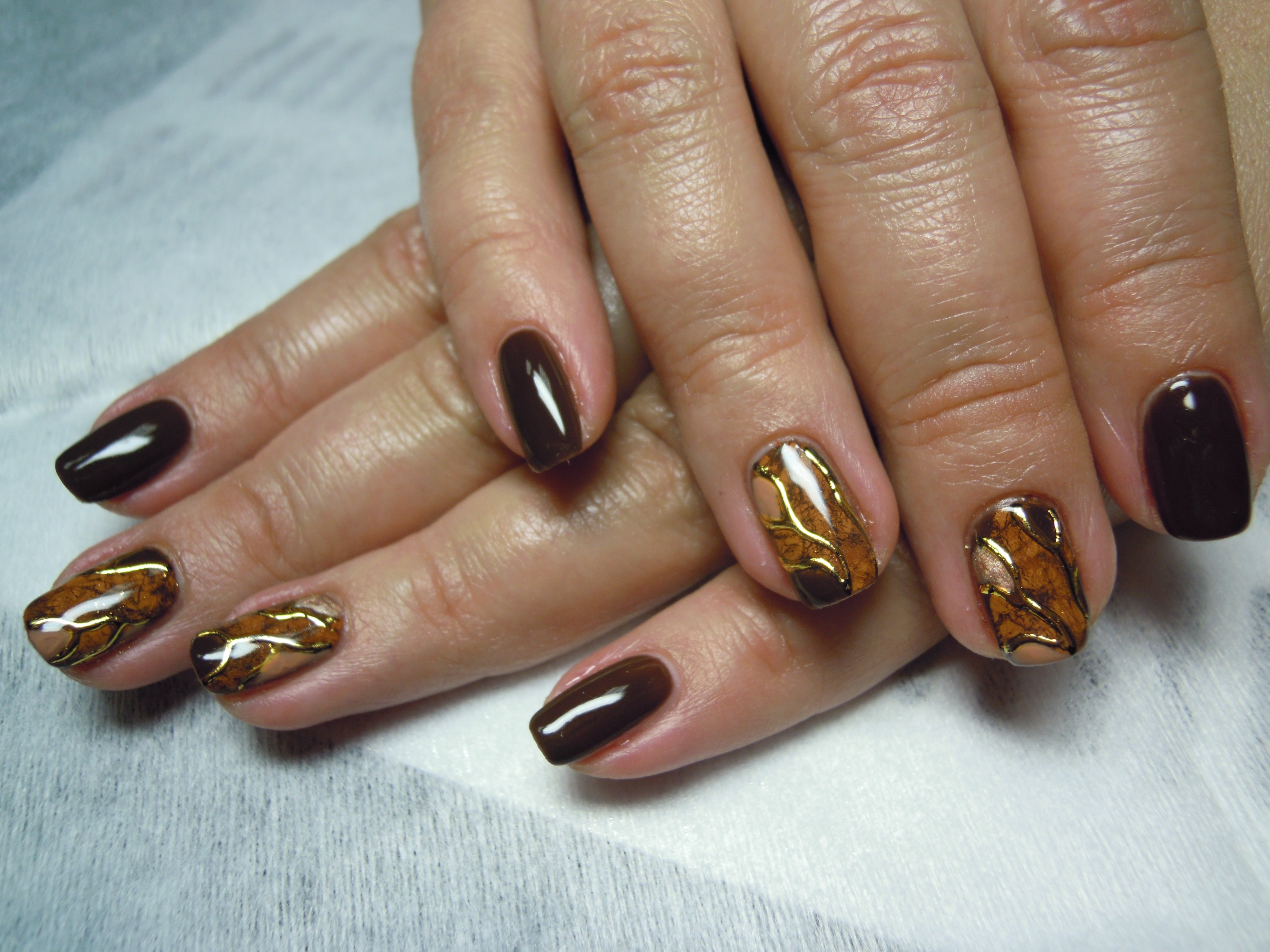 Дизайн ногтей коричневый с золотом фото