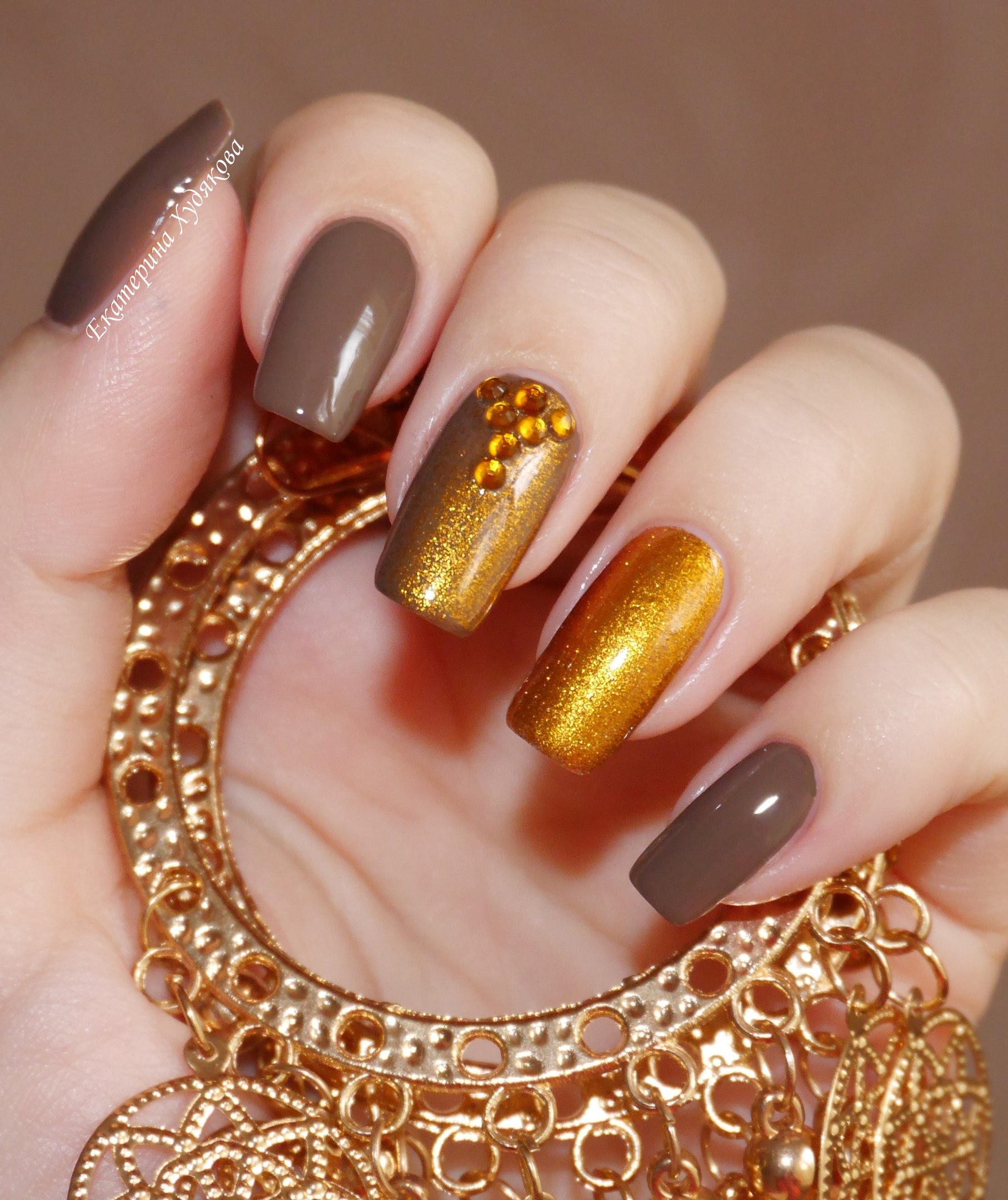 Дизайн ногтей золотом цвете. Ногти золото. Ногти золотистые. Ногти коричневые с золотом. Маникюр коричневый с золотым.
