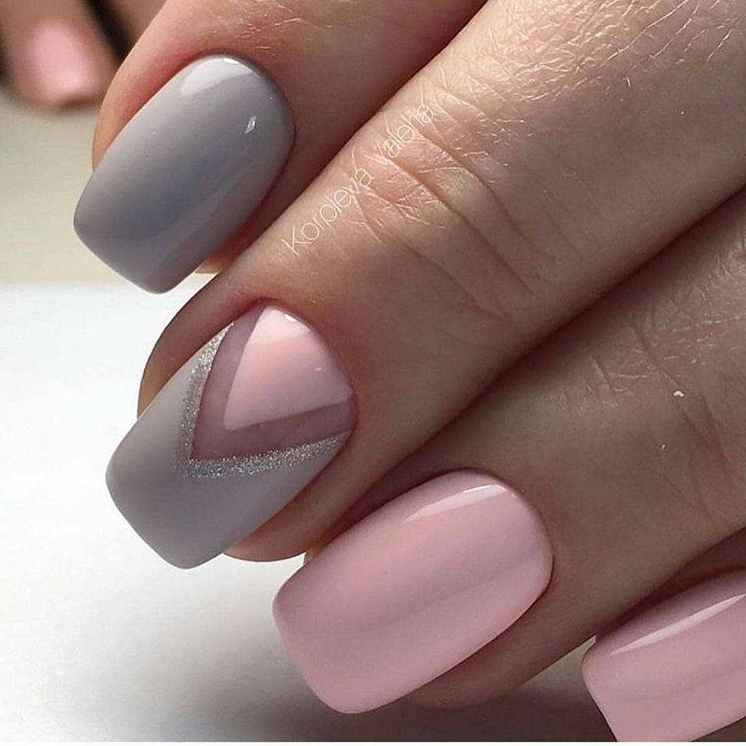Маникюр серый с розовым на короткие ногти фото